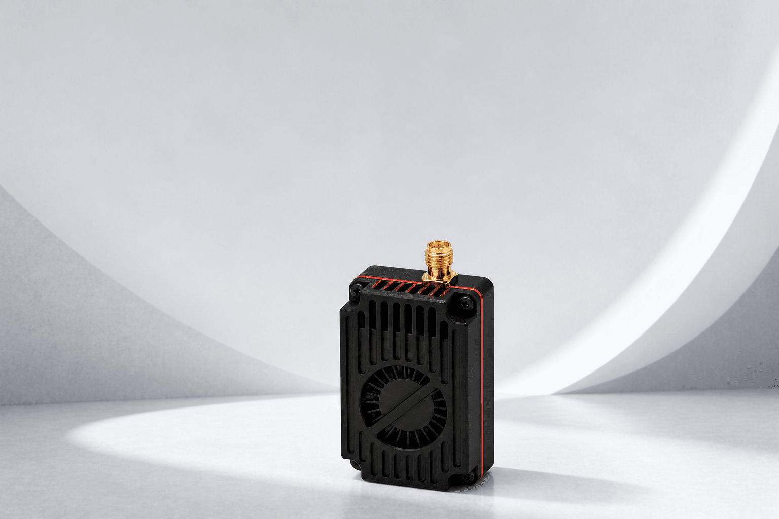 银白弧形展台上的 Shrimp B 1.2 至 1.3GHz 4W 图传